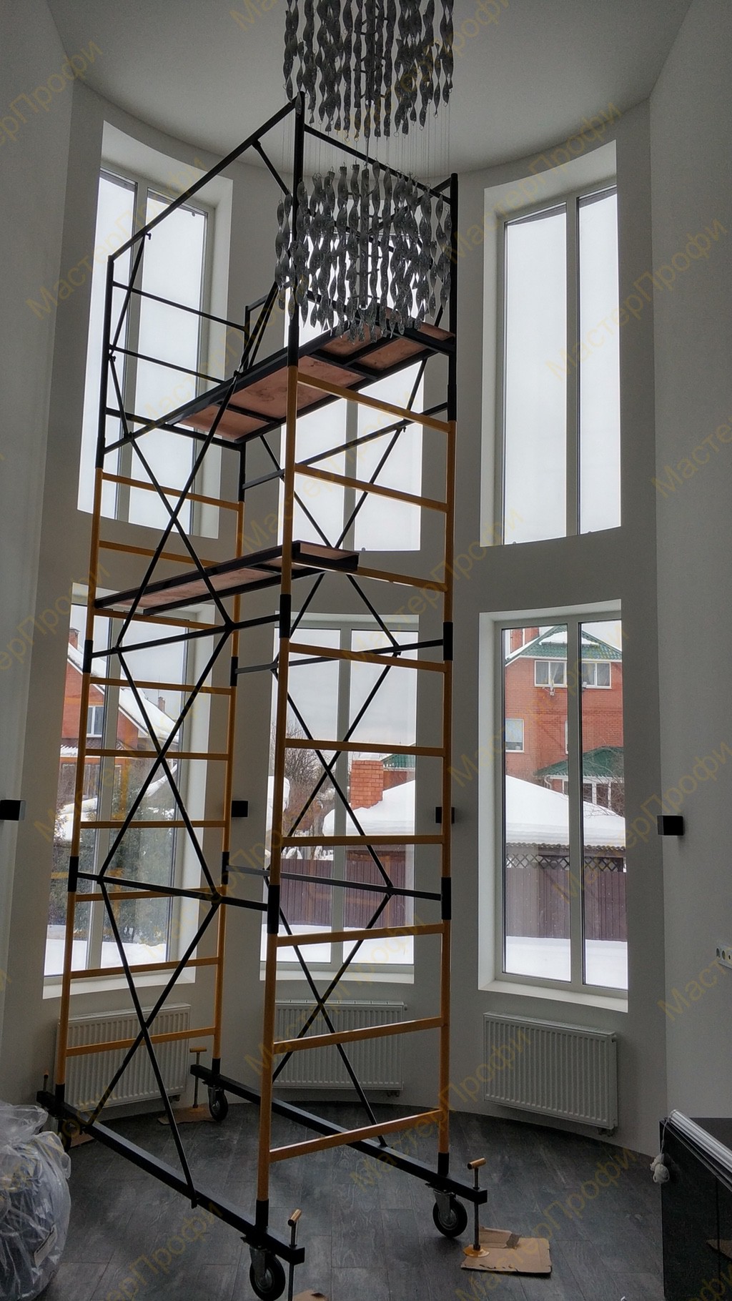 Рулонные шторы на окна лестничного проема