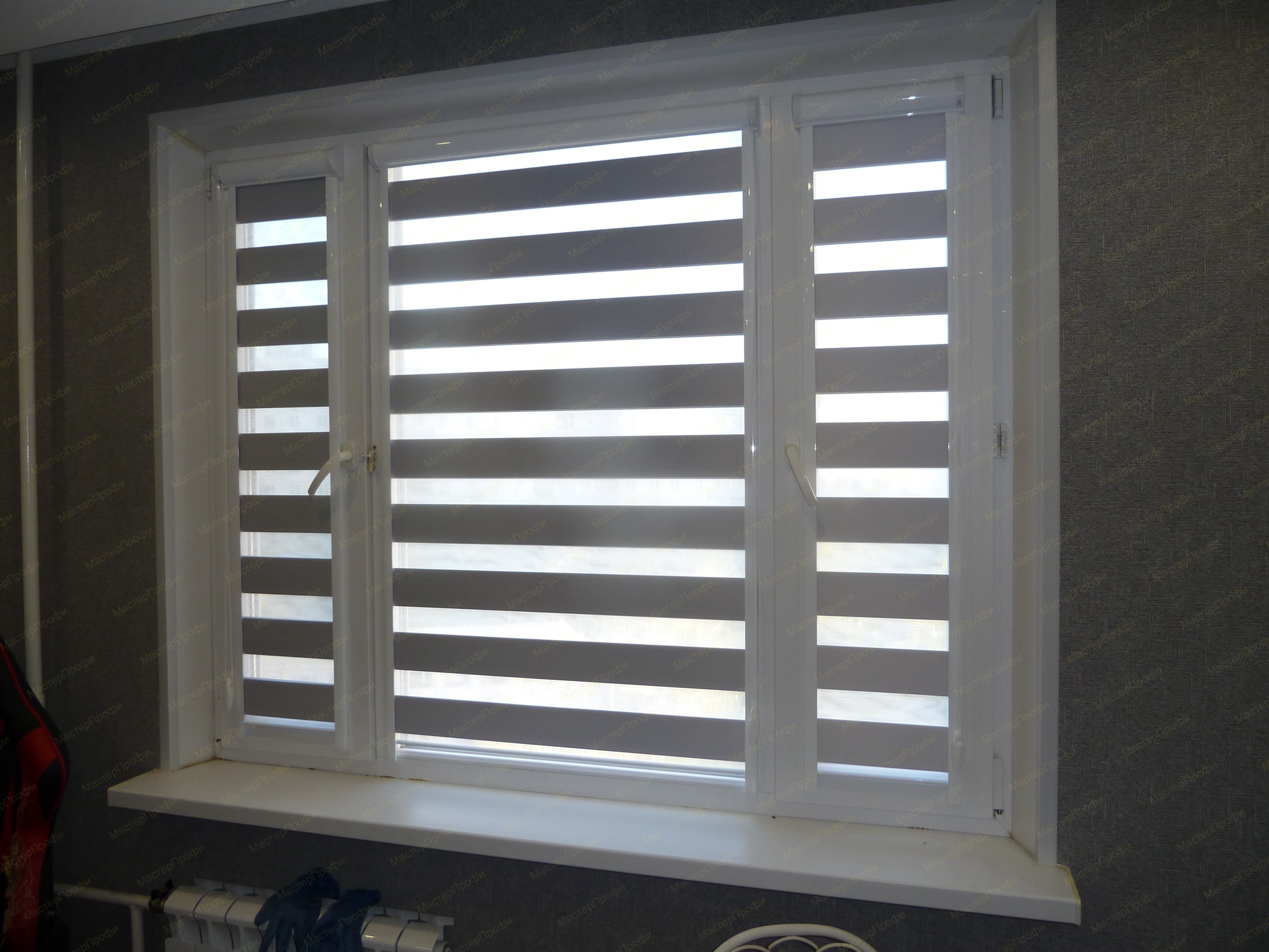 Кассетная штора Зебра УНИ2 black-out